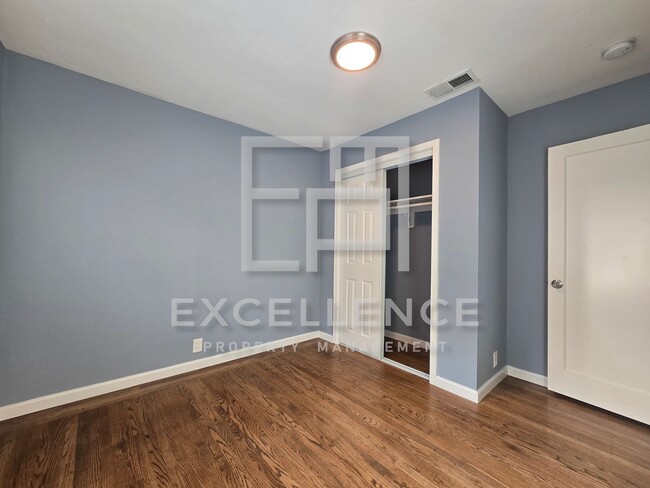 Building Photo - Beautiful 2/2 Duplex with Large Yard, Washer and Dryer and AC - Walk to Valley Fair