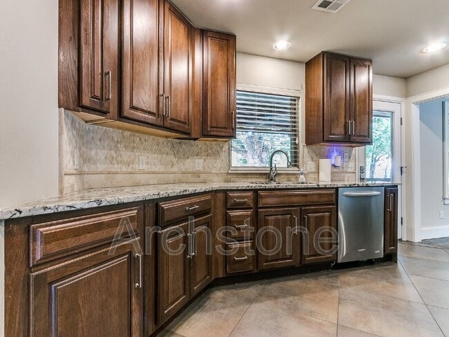 Building Photo - 9631 Stratford Dr