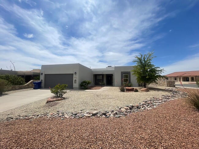 Building Photo - Gorgeous 4 bedroom/3 bathroom home located...