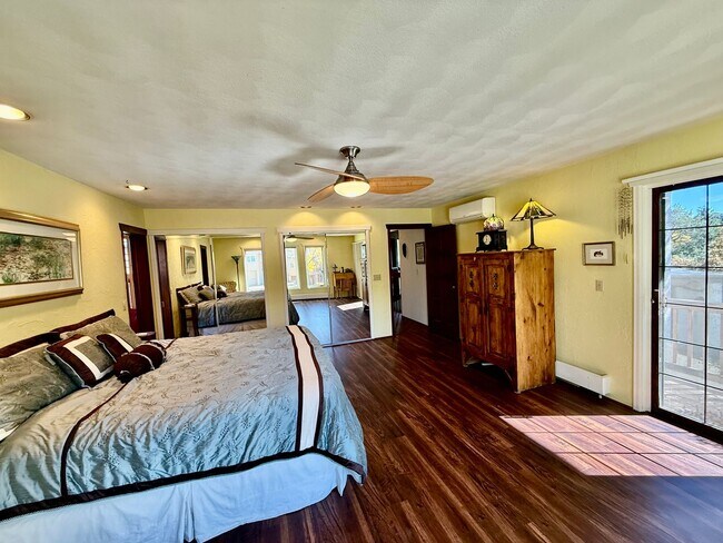 Building Photo - Historic Manitou Springs Home for Rent – M...