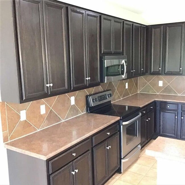 Building Photo - Extensive solar panels resulting in minimal to no electric cost. Dont Miss out!