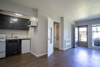 Building Photo - John's Landing: Mid-Century Studio w/ Walk-Through Closet!