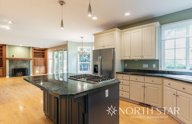Building Photo - Spacious Elegance in Lake Oswego