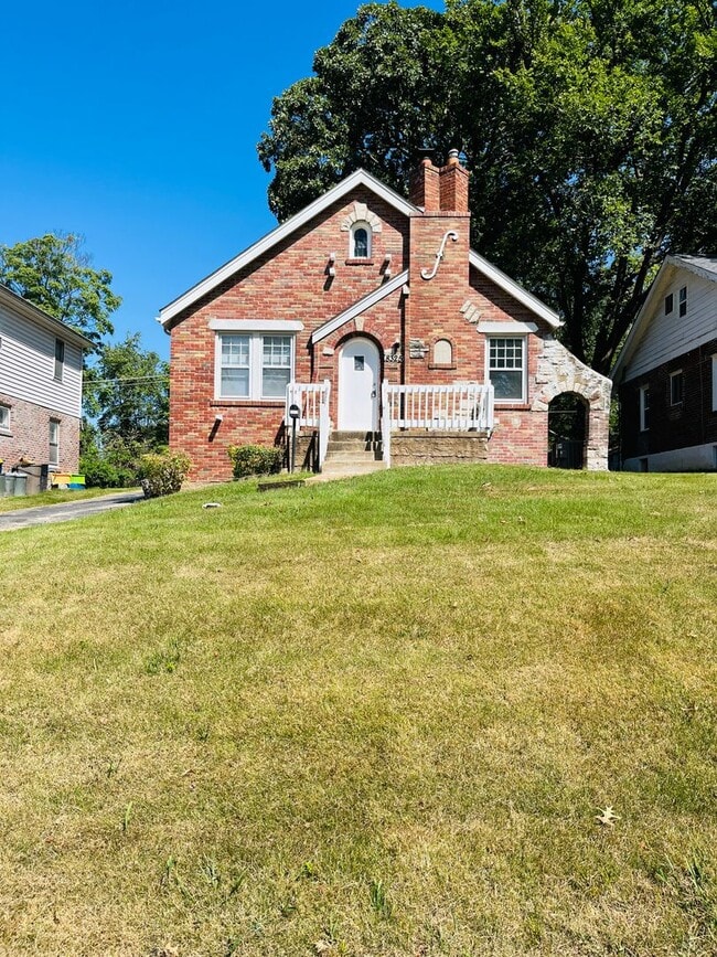 Building Photo - 3 Bed 1 Bath - Harwood Floors