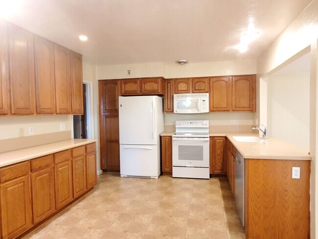 Building Photo - Cute Single Family Home, Fresh Paint, Wood...