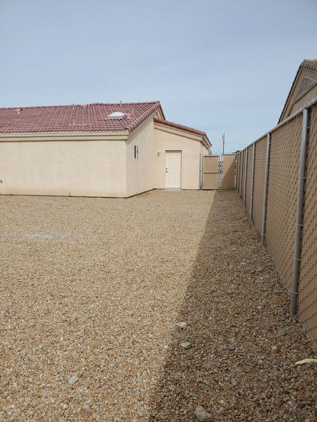 Building Photo - 3 Bedroom 2 Bath 3 Car Garage