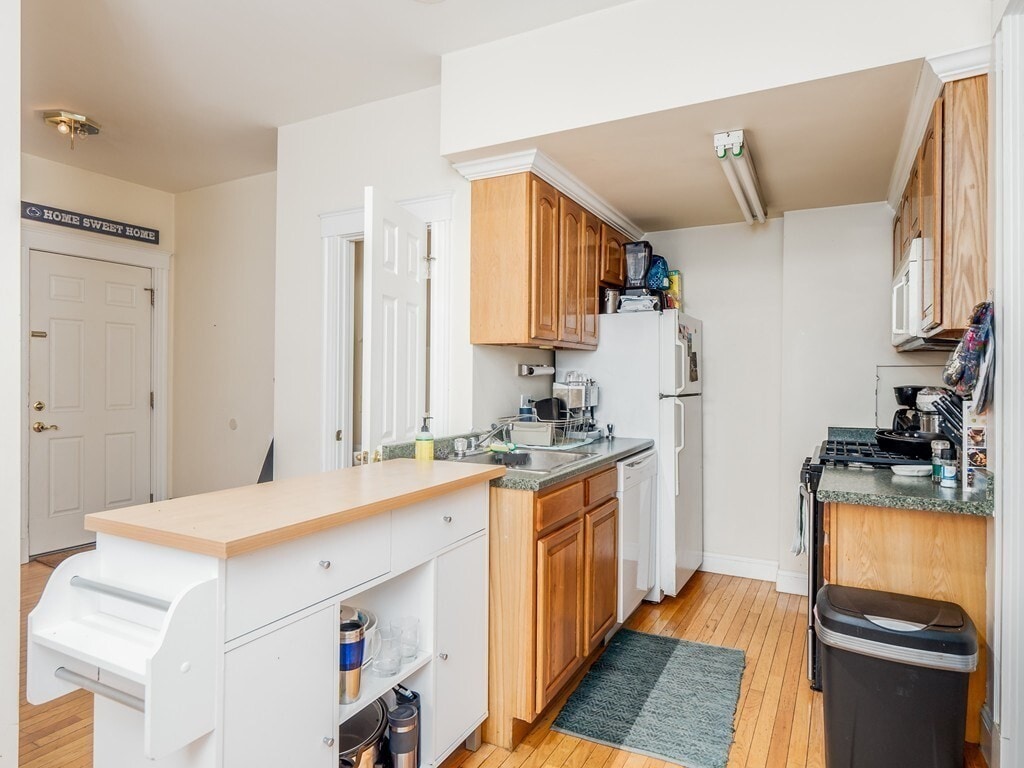 Building Photo - 546 E 8th St