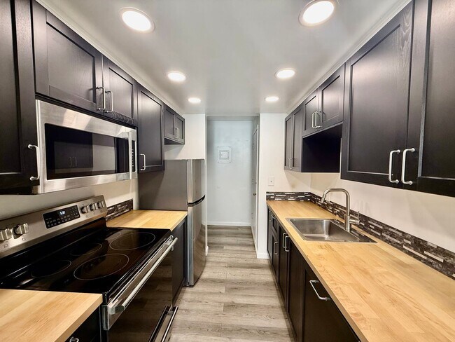 Building Photo - Beautiful 2 bed, 2 bath Shoreline Condo, $2400/mo.