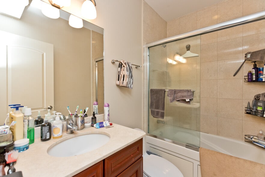 Building Photo - 2414 W Moffat St