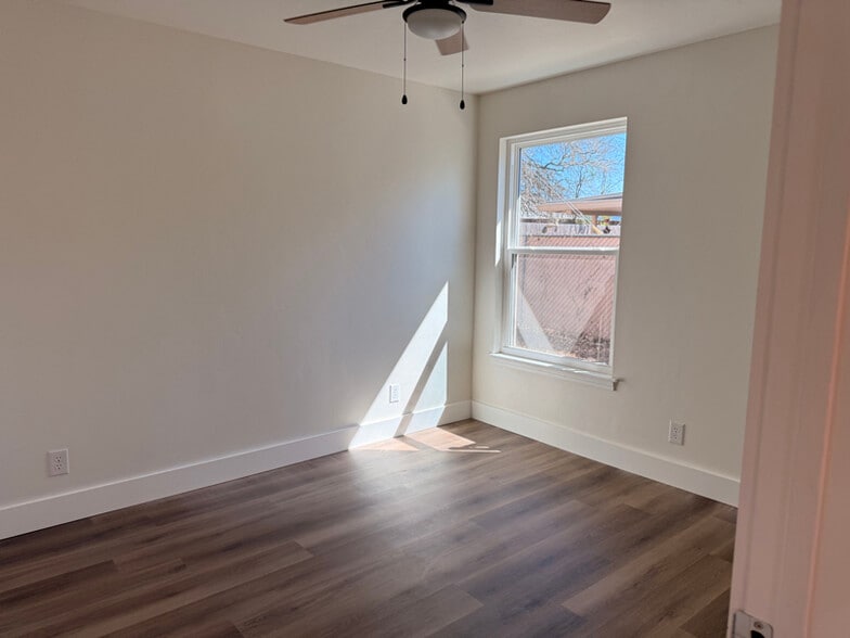 Building Photo - 140 Village Dr