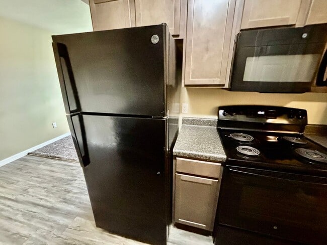 Building Photo - Cozy one bedroom available just in time fo...