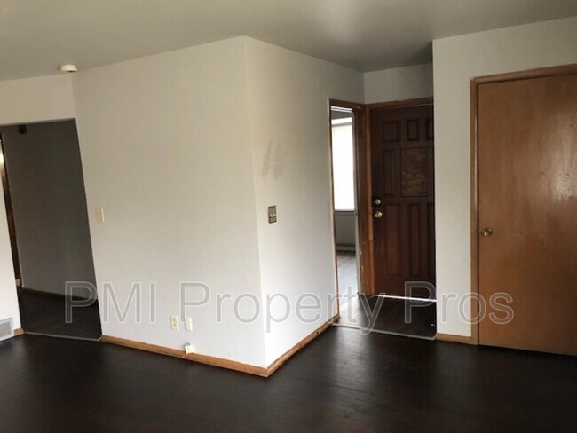 Primary Photo - 4633 W Villard Ave