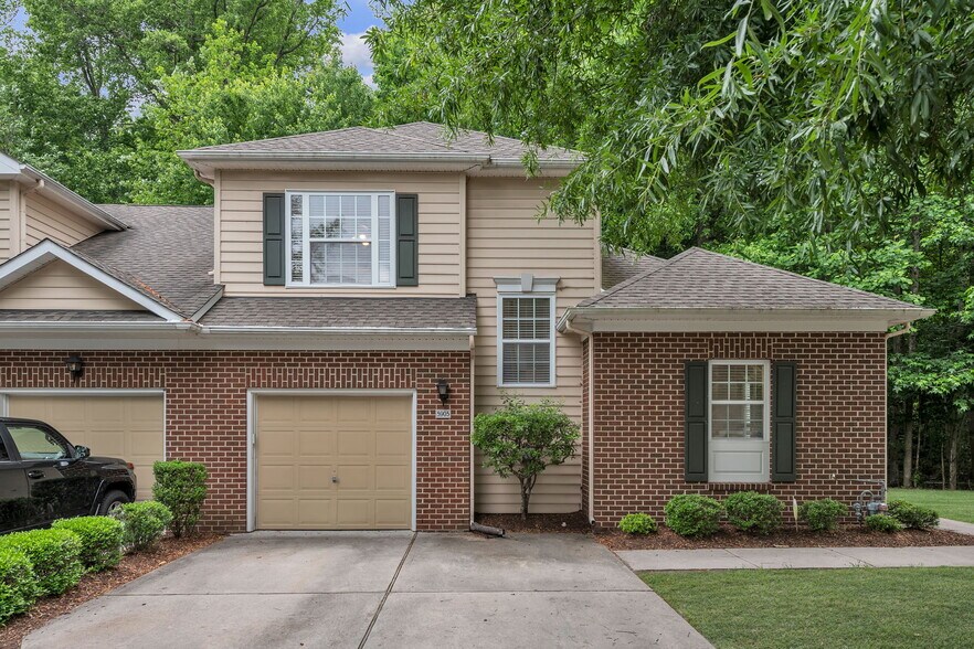 Building Photo - 5905 Echingham Dr