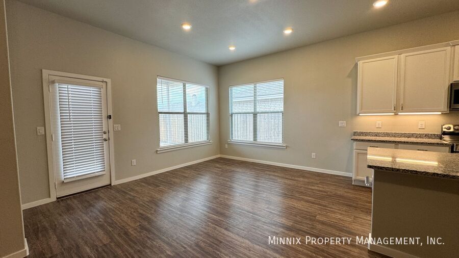 Building Photo - 2006 Kenwood Ave