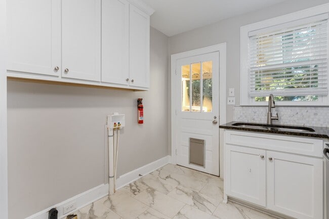 Building Photo - Live in the Heart of Shandon – Stylishly R...