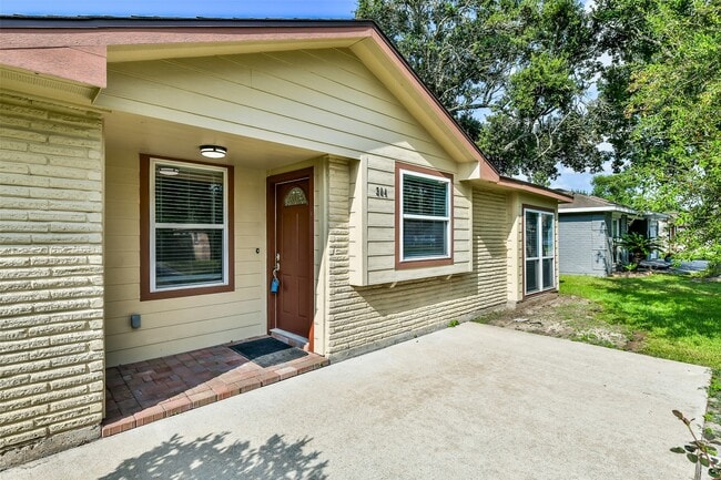 Building Photo - 304 Bellmar Ln