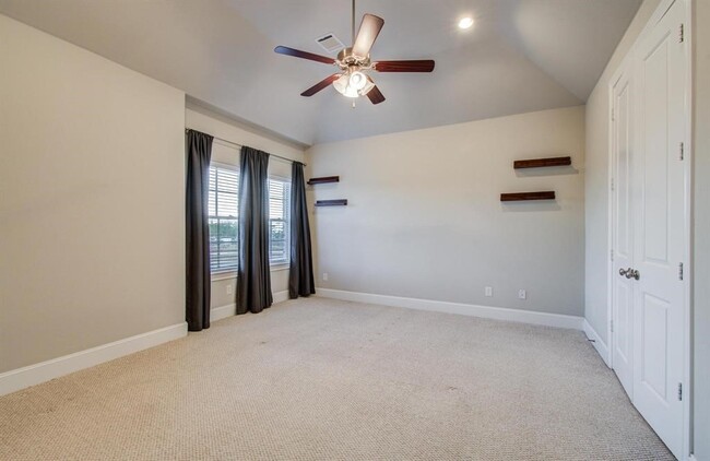 Building Photo - 610 Delano St