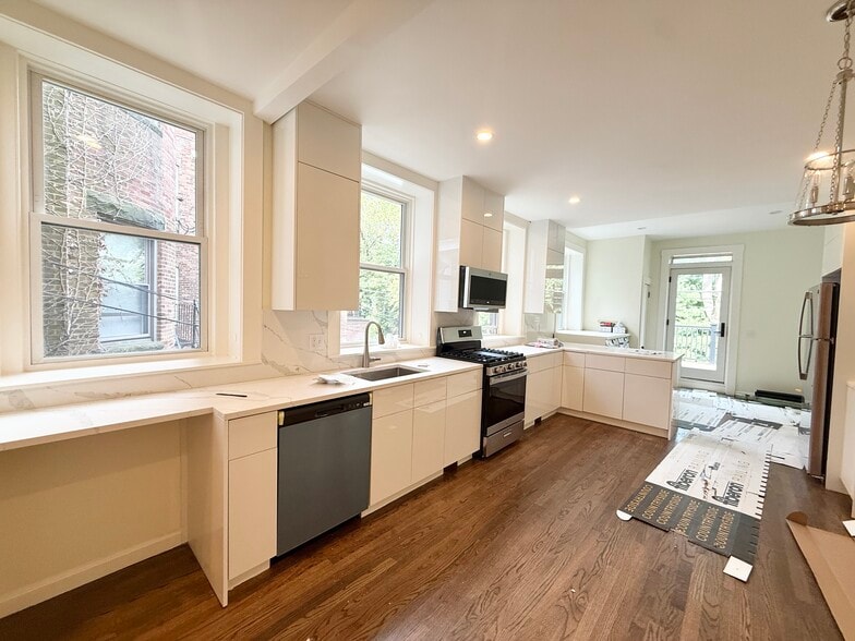 Primary Photo - 1726 Beacon St