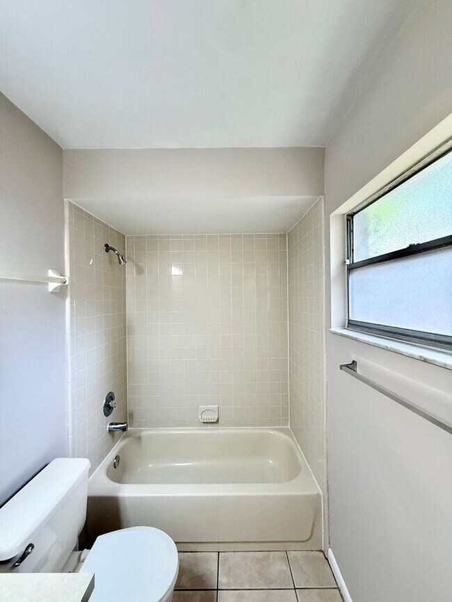 Building Photo - CUTE AFFORDABLE 2/2 DUPLEX off Michigan!