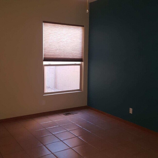 Building Photo - 2BR+1, 2BA, 2CG