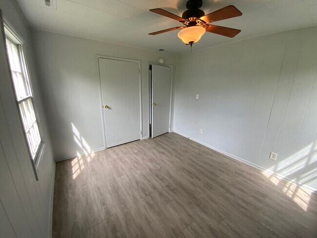 Building Photo - 1504 Edgewood Dr