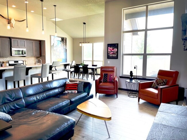 Building Photo - Beautiful 3 Bedroom, 2.5 Bath Two-Story Home with Office in Post Falls