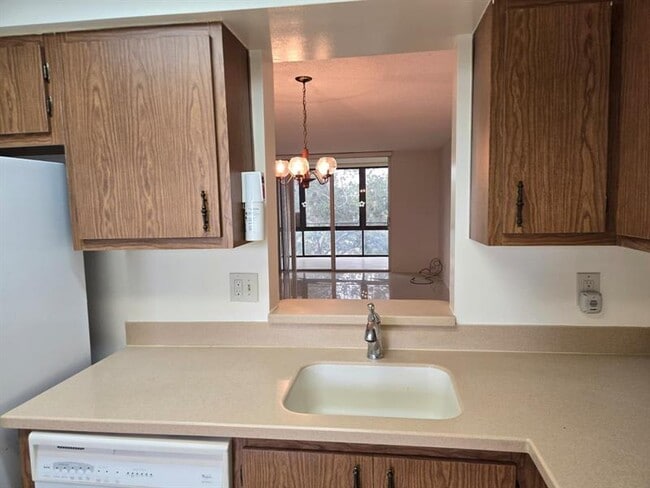 Building Photo - 7300 Lake Cir Dr