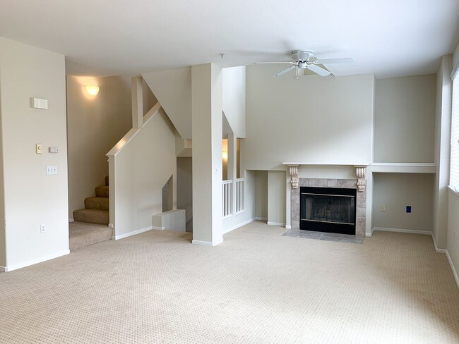 Building Photo - Lovely Bright and Spacious Two Bedroom Tri-Level Condo