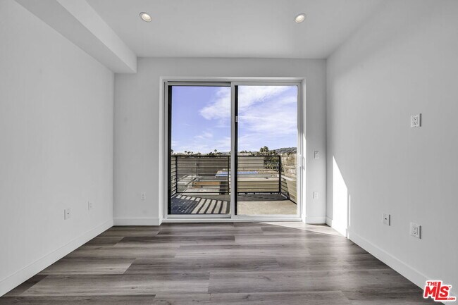 Building Photo - 667 N Wilton Pl