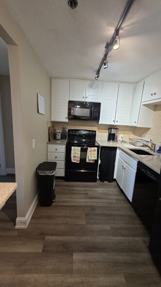 Kitchen - 200 Burkhall St