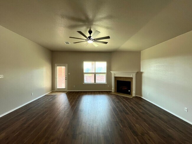 Building Photo - Available NOW!!!! Beautiful 1 story, 3 bedroom, 2.5 bath, 2 car garage home with a privacy fenced...