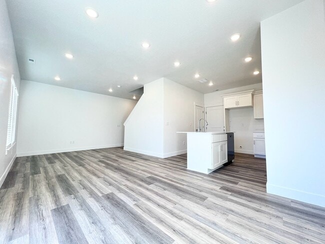 Building Photo - 3 Bed/2.5 Bath Townhome in Salem!