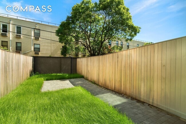 Building Photo - 33 Carroll St