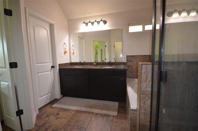 Building Photo - 5632 Sabbia Dr