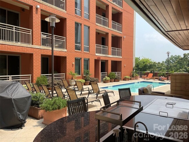 Building Photo - 701 Royal Ct