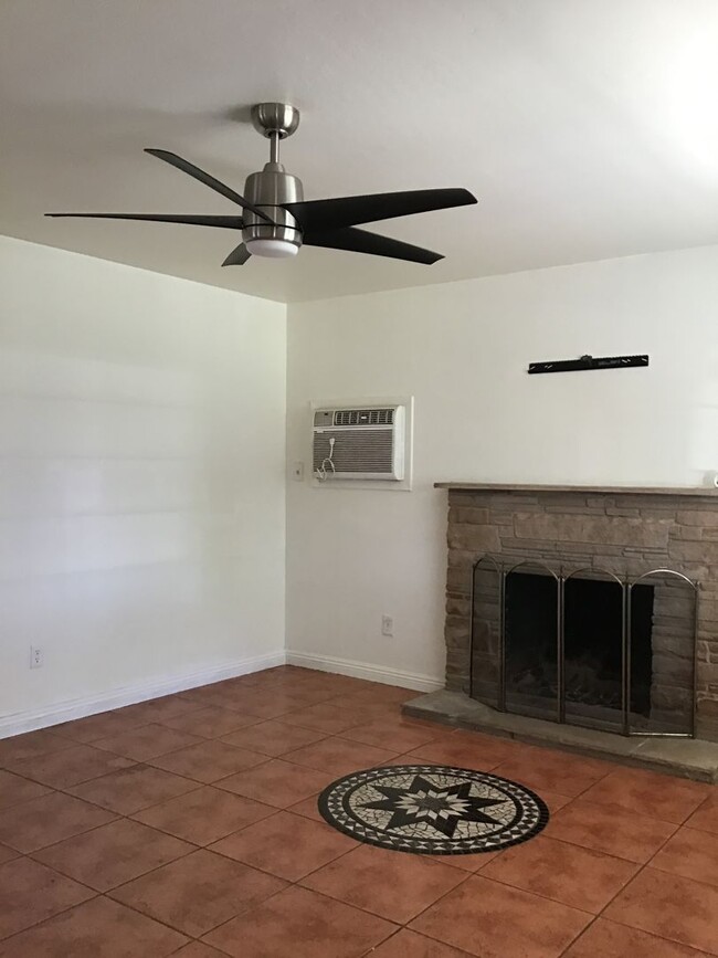 Building Photo - 3 Bedroom Home - Move in Special $200.00 o...