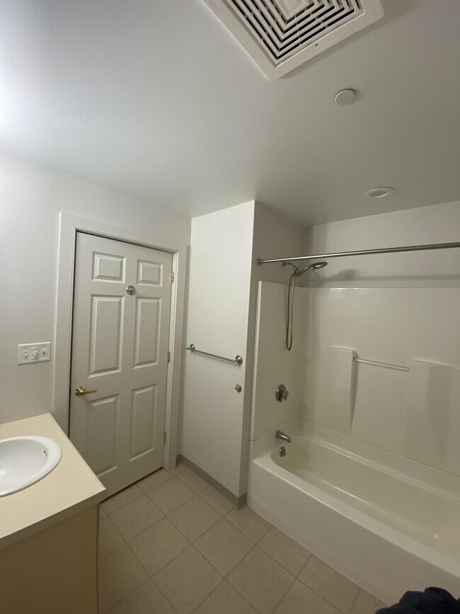 Building Photo - 49 Springbrook Dr