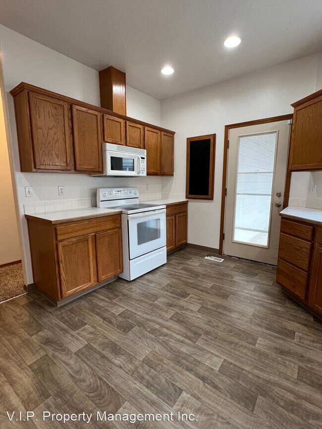 Building Photo - 3 br, 2 bath House - 1228 NE Multnomah Dr.