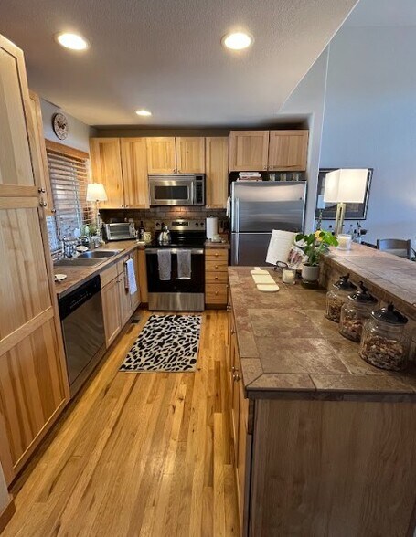 Stainless steel appliances - open concept - 1110 Rendezvous Rd