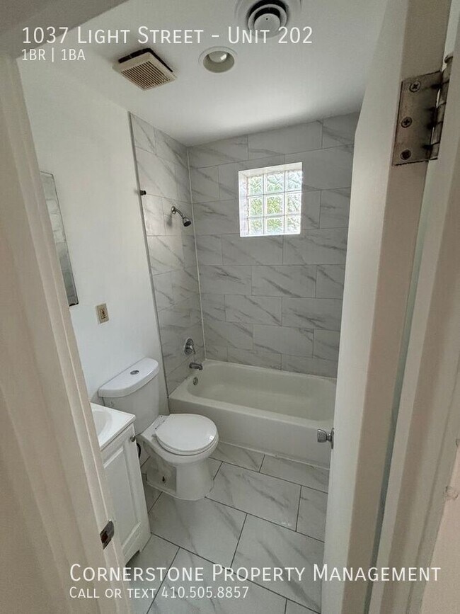 Building Photo - 1037 Light St