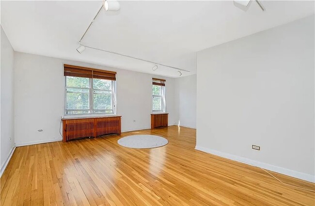 Building Photo - 350 Richmond Ter