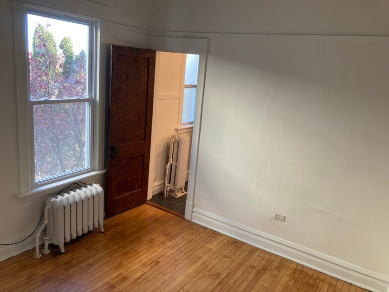 Bathroom access from bedroom - 3018 W Schubert Ave