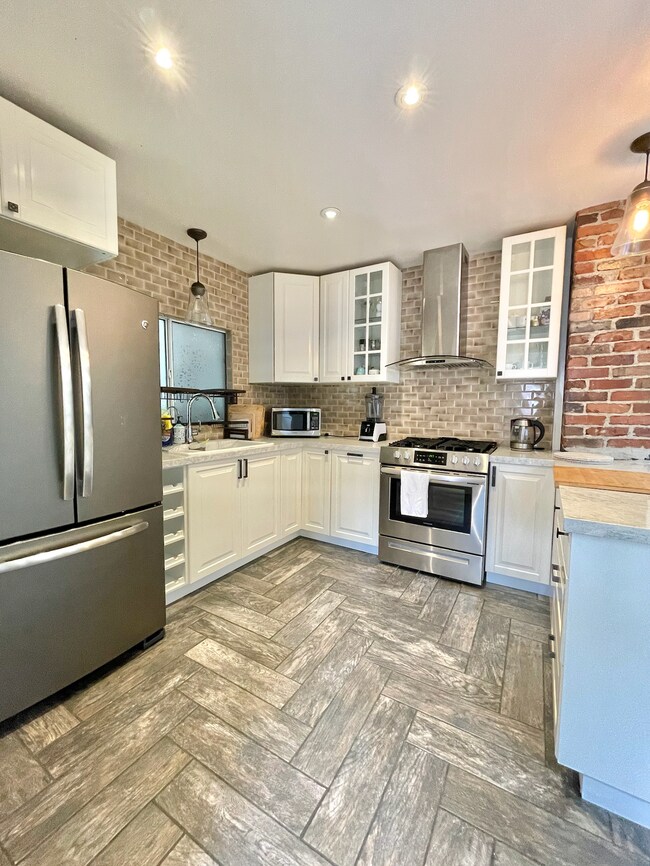 Building Photo - 1327 N McCadden Pl
