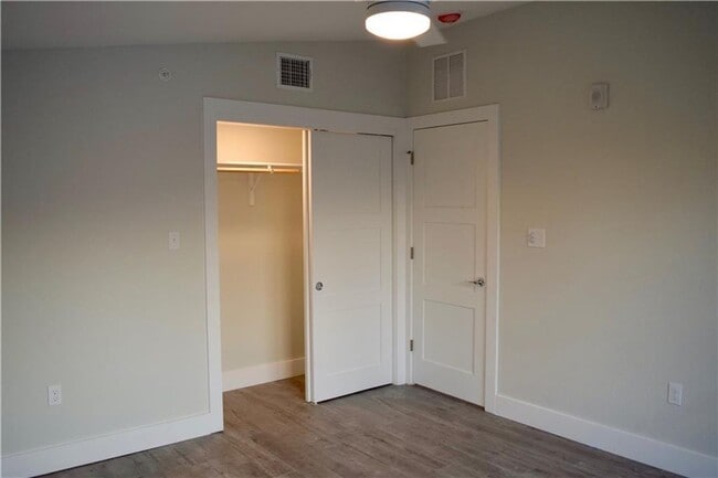 Building Photo - Modern Newer Townhome Across Frm UT