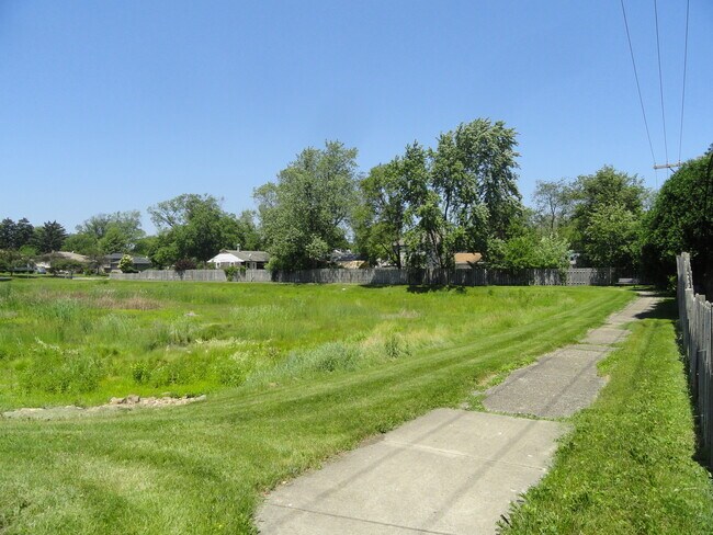 Building Photo - 417 E Central Ave