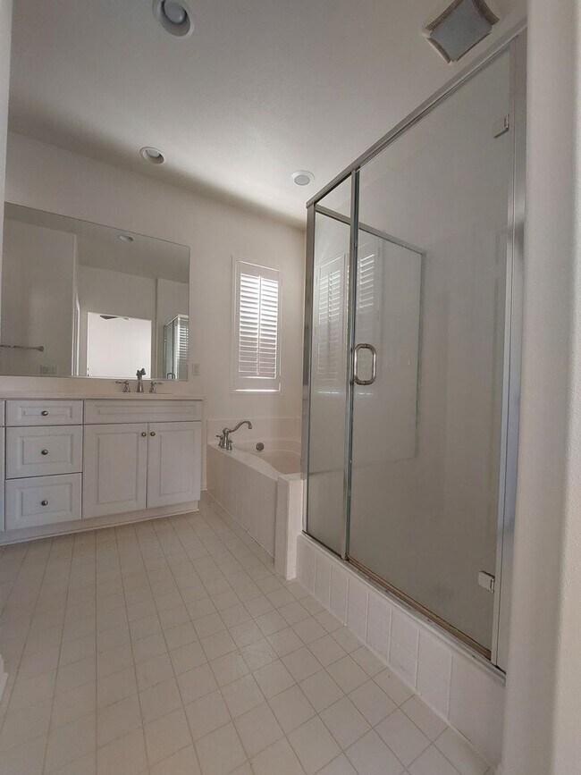 Building Photo - Beautiful townhouse in Ontario-CALL FOR OUR MOVE-IN SPEACIAL