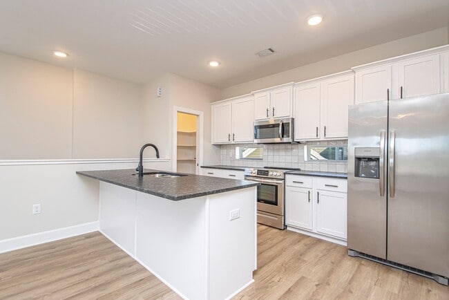 Building Photo - 2 Bed 2 Bath 2 Car Garage Townhome in Rock...