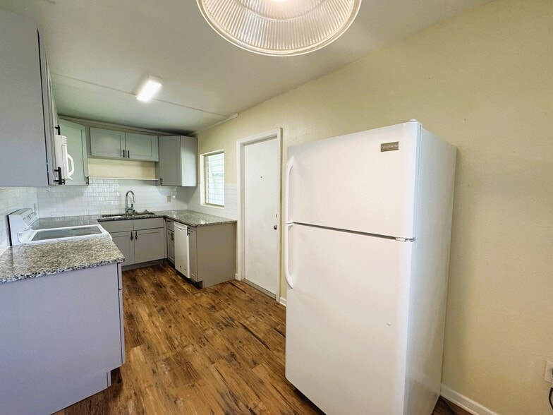 Building Photo - Cozy 3 Bedroom Home with Updated Kitchen and Spacious Yard in Port Charlotte