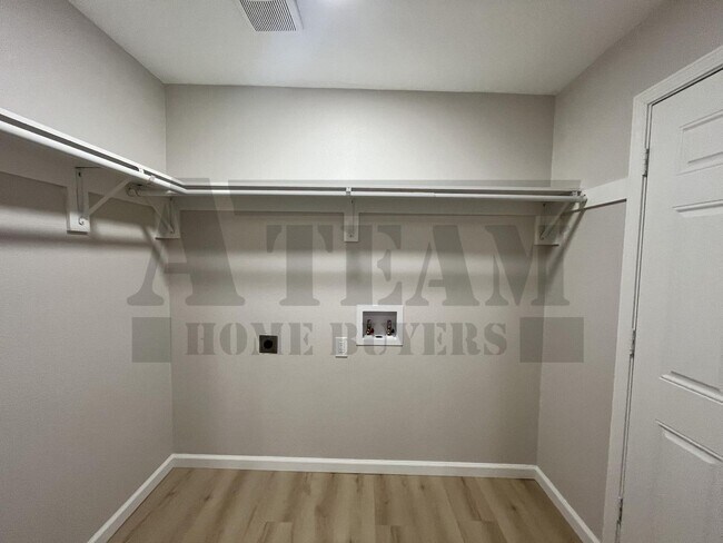 Building Photo - Beautifully updated 3-bedroom, 2-bathroom