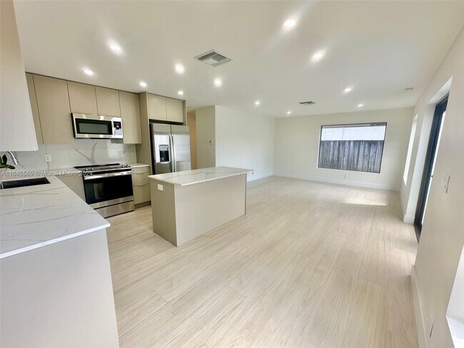 Building Photo - 1610 NE 17th Ave